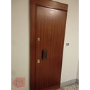 Esterno di una porta blindata con la coda
