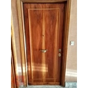 porta in primo piano rivestita in legno di noce nazionale