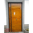 porta da esterno in primo piano colore marrone lucido con chiodi