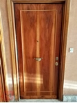 porta in primo piano rivestita in legno di noce nazionale