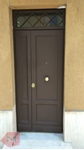 primo piano porta per esterno colore marrone in massello con bugne
