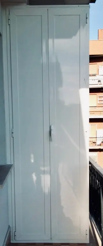 Armadio in alluminio a tutta altezza per balcone a Roma