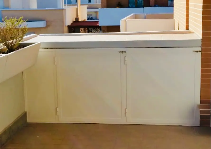 Mobile basso e ripostiglio su misura in alluminio per terrazzi a Roma