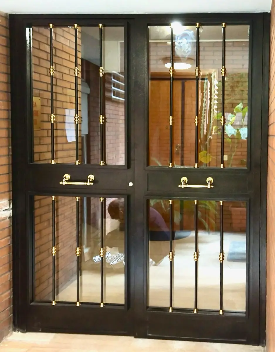 Portone condominiale classico in ferro battuto e vetro a Roma
