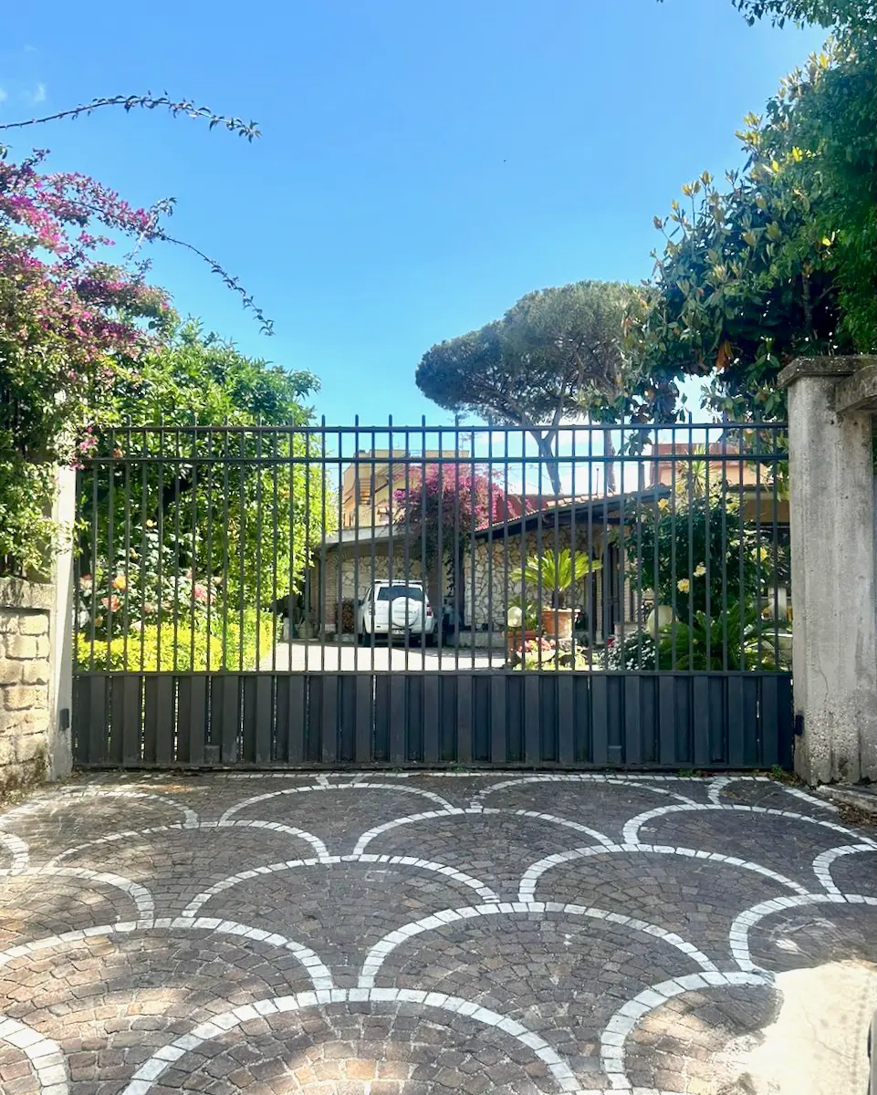 Recinzioni e cancelli in ferro su misura per ville a Roma
